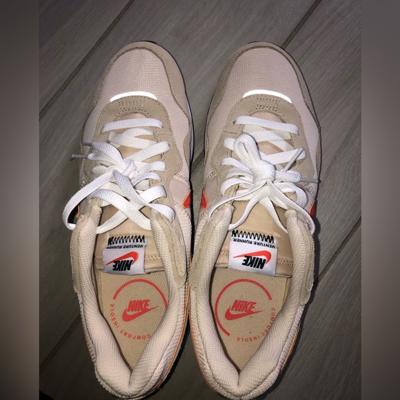 NWT NIKE VENTURE RUNNER- Size 8 - Picture 4 of 4
